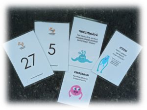 Poweria perheestä -pelin laminoituja kortteja.