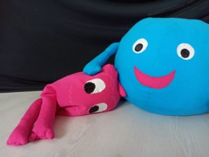 Leevi ja Liisa makoilevat.