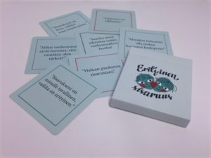 Erityinen sisaruus -korttipakan kortteja.