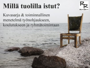 Merenrannassa on kiviä ja rantahiekkaa, rantahiekalla on yksi tuoli.
